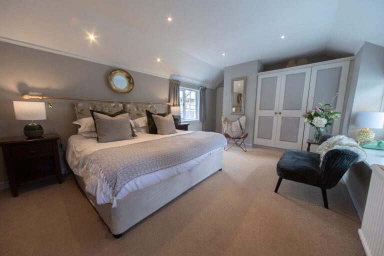 splendid room burleigh court cotswolds
