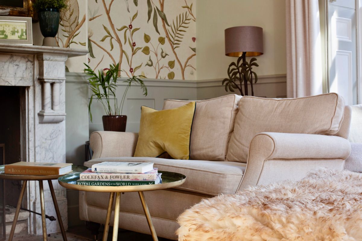 Lounge and bar _ comfy sofas _ Burleigh Court Cotswolds Hotel _ Restaurant