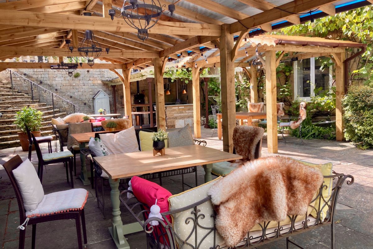 alfresco dining _ terrace dining _ Burleigh Court Cotswolds Hotel _ Restaurant