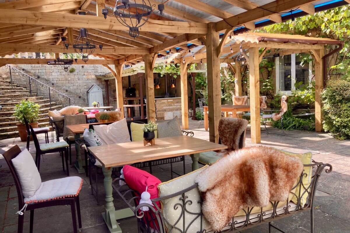 alfresco-dining-_-terrace-dining-_-Burleigh-Court-Cotswolds-Hotel-_-Restaurant